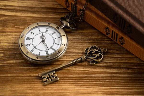 Relógio Bolso Vintage Com Chave Livro Sobre Fundo Madeira — Fotografia de Stock