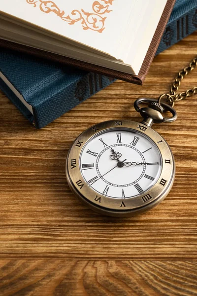 Ahşap Arka Planda Kitabı Olan Klasik Bir Cep Saati — Stok fotoğraf