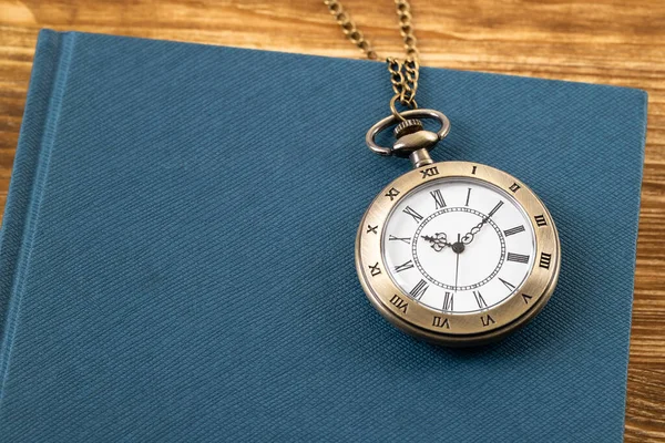 Vintage Zakhorloge Klok Met Boek Houten Achtergrond — Stockfoto