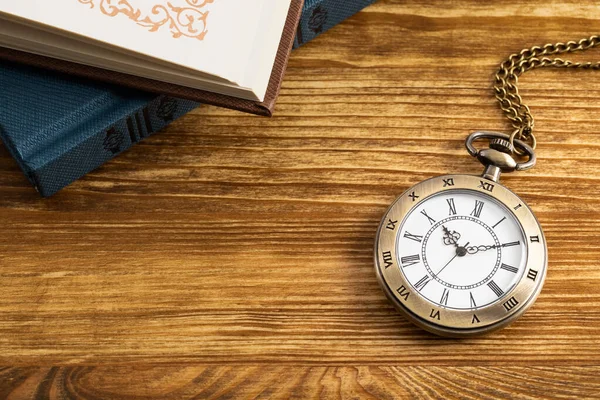 Horloge Poche Vintage Avec Livre Sur Fond Bois — Photo