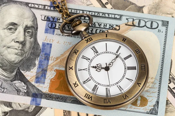 お金の時間価値のためのドル紙幣コンセプト上のヴィンテージポケットウォッチクロック — ストック写真