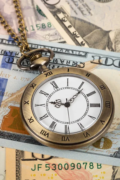 美元钞票上的老式怀表计时器的货币时间价值概念 — 图库照片
