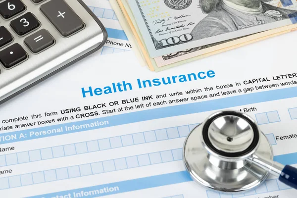 Antragsformular Für Die Krankenversicherung Mit Stethoskop Und Taschenrechner — Stockfoto