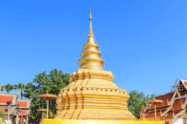 ワット チョムひも Worawihan チェンマイ タイでの黄金仏舎利塔 — ストック写真