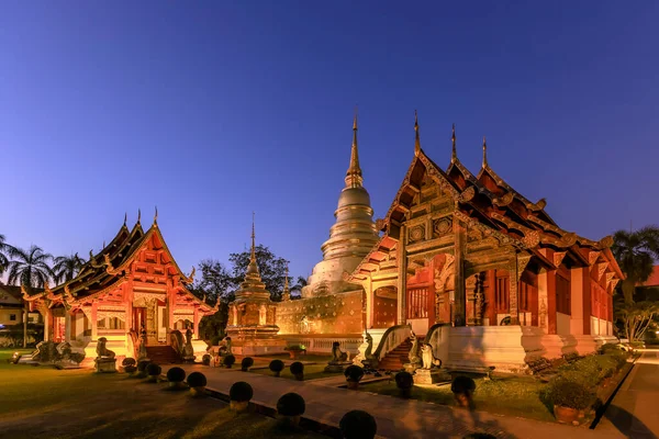 Capela Pagode Dourado Wat Phra Singh Woramahawihan Chiang Mai Crepúsculo Fotografias De Stock Royalty-Free