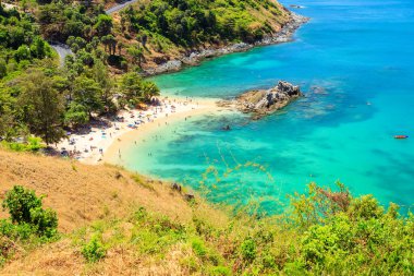 Laem Promthep Burnu, Phuket, Tayland yakınlarındaki Windmill View Point 'ten açık mavi Andaman denizi ve küçük plajı