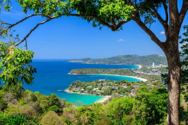 Güzel Andaman Denizi 'nin muhteşem manzarası ve Karon Varış Noktası, Phuket, Tayland' da üç koy.