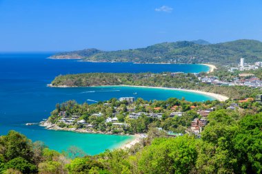 Güzel Andaman Denizi 'nin muhteşem manzarası ve Karon Varış Noktası, Phuket, Tayland' da üç koy.