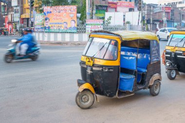 Patna, Bihar, Hindistan - 13 Ekim 2018: Oto Rickshaw yolcu bekliyor. Bu Hindistan 'da geleneksel bir taksi..
