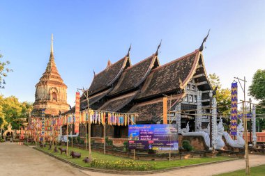 Chiang Mai, Tayland - 25 Aralık 2018: Wat Lok Moli Tapınağı 'ndaki kilise ve pagoda.