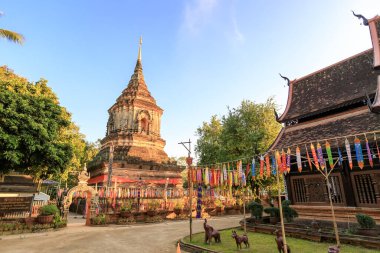 Chiang Mai, Tayland - 25 Aralık 2018: Wat Lok Moli Tapınağı 'ndaki kilise ve pagoda.