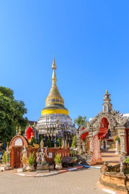Chiang Mai, Tayland - 25 Aralık 2018 Wat Bubparam Tapınağı 'nda altın madalyalı pagoda.