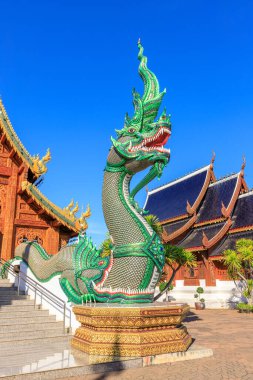 Chiang Mai, Tayland - 26 Aralık 2018: Wat Den Salee Sri Muang Gan Tapınağı 'ndaki Naga Heykeli (Ban Den).