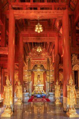 Chiang Mai, Tayland - 26 Aralık 2018: Wat Den Salee Sri Muang Gan (Ban Den) Tapınağı 'ndaki kilisede bulunan altın Buda heykeli.