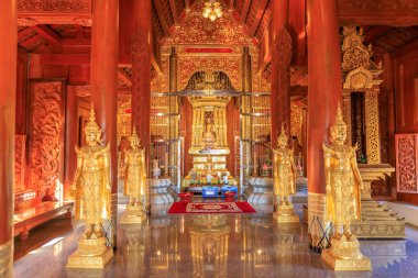 Chiang Mai, Tayland - 26 Aralık 2018: Wat Den Salee Sri Muang Gan (Ban Den) Tapınağı 'ndaki kilisede bulunan altın Buda heykeli.