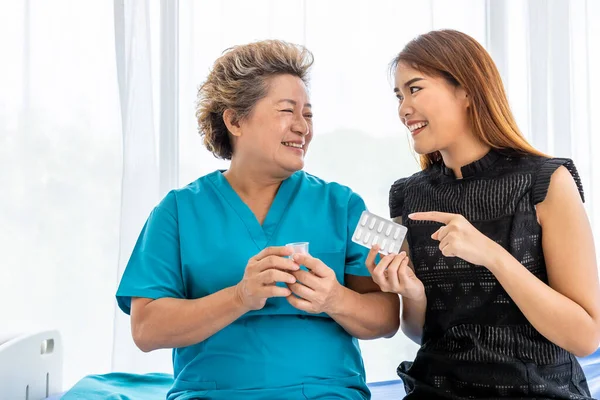 Joven Asiática Hija Visita Anciana Mujer Mayor Paciente Madre Hospital — Foto de Stock