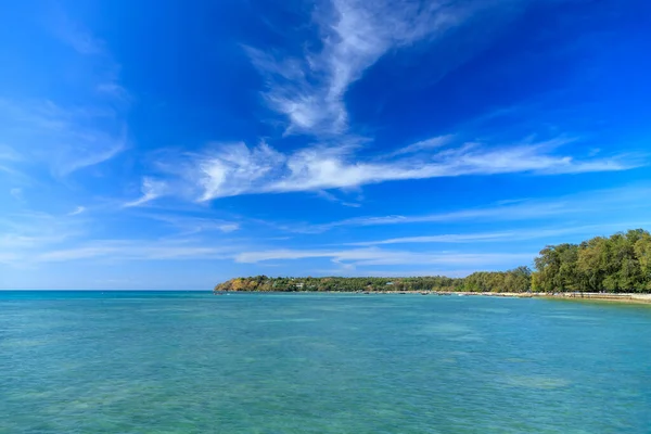 泰国普吉岛拉瓦伊海滩清澈碧绿的蓝海 — 图库照片