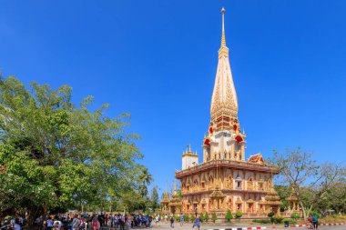 Phuket, Tayland - 02 Şubat 2019 Wat Chaitharam veya Chalong Tapınağı. Eyaletteki en ünlü ve en önemli tapınak..