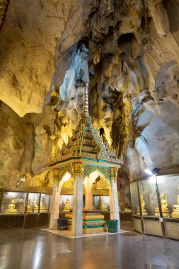 Petchaburi, Tayland - 9 Temmuz 2018: Mondop veya pavyon Buda 'nın Wat Khao Yoi Tapınağı' ndaki mağaradaki ayak izlerini örtüyor. Hua Hin yakınlarında..