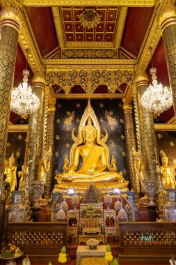 Phitsanulok, Tayland - 30 Aralık 2018: Phra Buddha Chinnarat heykeli Wat Phra Sri Rattana Mahathat (Wat Yai) Tapınağı, ülkenin en güzel Buda heykeli.