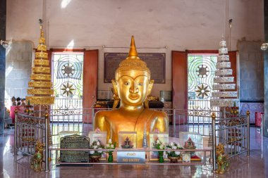 Phuket, Tayland - 22 Şubat 2019: Wat Phra Thong, ünlü Budist tapınağı ve Buda heykeli.