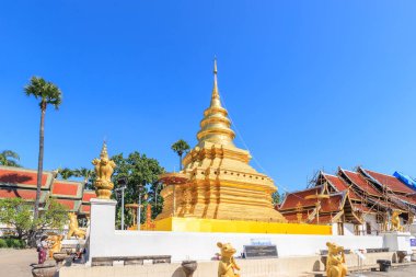 Chiang Mai, Tayland - 16 Kasım 2018: Altın buddha kalıntı pagoda Wat Phra ki Si Chom tanga Worawihan adlı