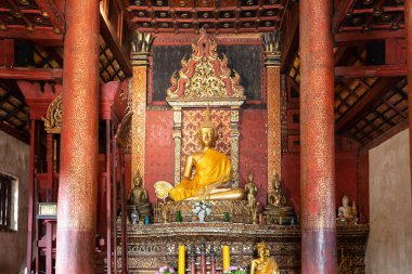 Chiang Mai, Tayland - 19 Kasım 2018: Wat Intharawat veya Ton Kwen Tapınağındaki tapınaktaki Buda heykeli.