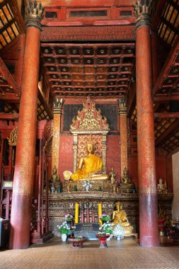 Chiang Mai, Tayland - 19 Kasım 2018: Wat Intharawat veya Ton Kwen Tapınağındaki tapınaktaki Buda heykeli.