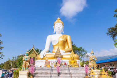 Chiang Mai, Tayland - 19 Kasım 2018: Wat Phra 'da oturan büyük Buda heykeli..