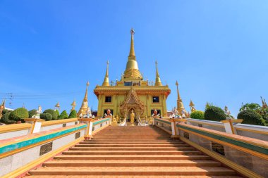 Nakhon Sawan, Tayland - 23 Aralık 2018 Wat Khiriwong Tapınağı 'nda şehir merkezi yakınlarındaki dağın tepesinde altın pagoda.