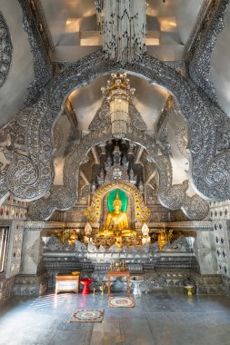 Chiang Mai, Tayland - 23 Şubat 2018 Wat Sri Suphan Tapınağı, gümüşten yapılmış..