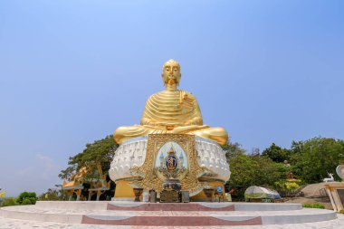 Prahuap Khiri Khan, Tayland - 19 Mart 2019: Phraphut Kiti Sirichai, Baan Grood sahilindeki altın Buda heykeli Kraliçe Sirikit 'in 60. yaş gününü kutlamak için.