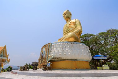 Prahuap Khiri Khan, Tayland - 19 Mart 2019: Phraphut Kiti Sirichai, Baan Grood sahilindeki altın Buda heykeli Kraliçe Sirikit 'in 60. yaş gününü kutlamak için.