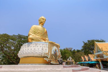 Prahuap Khiri Khan, Tayland - 19 Mart 2019: Phraphut Kiti Sirichai, Baan Grood sahilindeki altın Buda heykeli Kraliçe Sirikit 'in 60. yaş gününü kutlamak için.