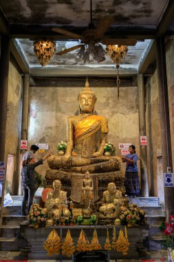 Samut Songkhram, Tayland - 11 Nisan 2019: Antik Buda heykeli banyan kökü ile kaplıdır. Amphawa 'daki ünlü turizm merkezi..