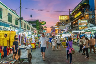 Bangkok, Tayland - 19 Mayıs 2019: Alacakaranlıkta Khaosan Yolu. Konuk evi, pansiyon ve sokak yemekleriyle ünlüdür. Bu bölge sırt çantalı ve bütçeli turistlerle ünlüdür..
