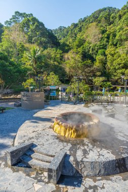 Ranong, Tayland - 19 Şubat 2019: Raksa Warin parkındaki ünlü kaplıca kuyusu.