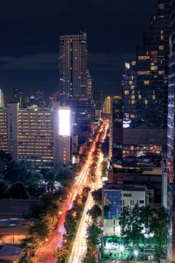 Bangkok, Tayland - 3 Temmuz 2018: Silom Yolu, geceleri büyük iş bölgesi.