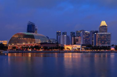 Singapur - 1 Aralık 2016: Esplanade Tiyatrosu. 1800 kişilik konser salonu ve 2000 kişilik tiyatrodan oluşuyor..