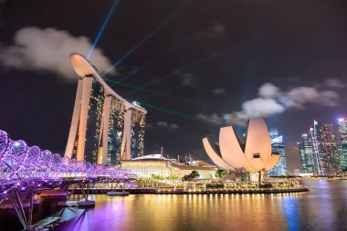 Singapur - 1 Aralık 2016: Marina Körfezi Sands, ünlü bir tekne yapısı, otel, kumarhane ve alışveriş merkezlerinden oluşuyor.