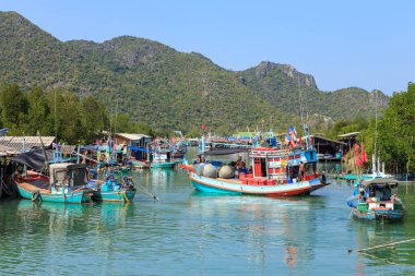 Prachuap Khiri Khan, Tayland - 27 Aralık 2015: Pran Buri 'de Hua Hin yakınlarında geleneksel balıkçı köyü.
