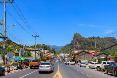 Phang-Nga, Tayland - 22 Şubat 2019: Phang-Nga kasabasının ana caddesinde trafik.