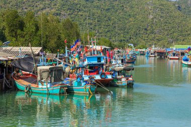 Prachuap Khiri Khan, Tayland - 27 Aralık 2015: Pran Buri 'de Hua Hin yakınlarında geleneksel balıkçı köyü.