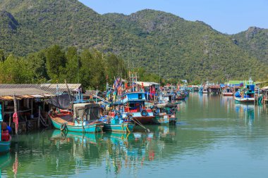 Prachuap Khiri Khan, Tayland - 27 Aralık 2015: Pran Buri 'de Hua Hin yakınlarında geleneksel balıkçı köyü.