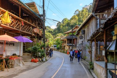 Chiang Mai, Tayland - 10 Ocak 2018: Mae Kampong, Vadi köyü, ünlü eko-turizm ve tatil beldesi.