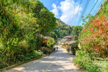 Chiang Mai, Tayland - 10 Ocak 2018: Mae Kampong, Vadi köyü, ünlü eko-turizm ve tatil beldesi.