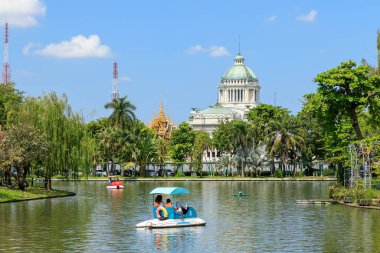 Bangkok, Tayland - 28 Eylül 2018: Dusit Hayvanat Bahçesi ve kürekli göl. Burası Tayland 'ın en eski hayvanat bahçesi ve Ekim 2018' den itibaren kalıcı olarak kapatılacaktır..