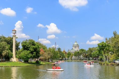 Bangkok, Tayland - 28 Eylül 2018: Dusit Hayvanat Bahçesi ve kürekli göl. Burası Tayland 'ın en eski hayvanat bahçesi ve Ekim 2018' den itibaren kalıcı olarak kapatılacaktır..