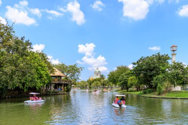 Bangkok, Tayland - 28 Eylül 2018: Dusit Hayvanat Bahçesi ve kürekli göl. Burası Tayland 'ın en eski hayvanat bahçesi ve Ekim 2018' den itibaren kalıcı olarak kapatılacaktır..