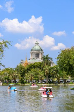 Bangkok, Tayland - 28 Eylül 2018: Dusit Hayvanat Bahçesi ve kürekli göl. Burası Tayland 'ın en eski hayvanat bahçesi ve Ekim 2018' den itibaren kalıcı olarak kapatılacaktır..